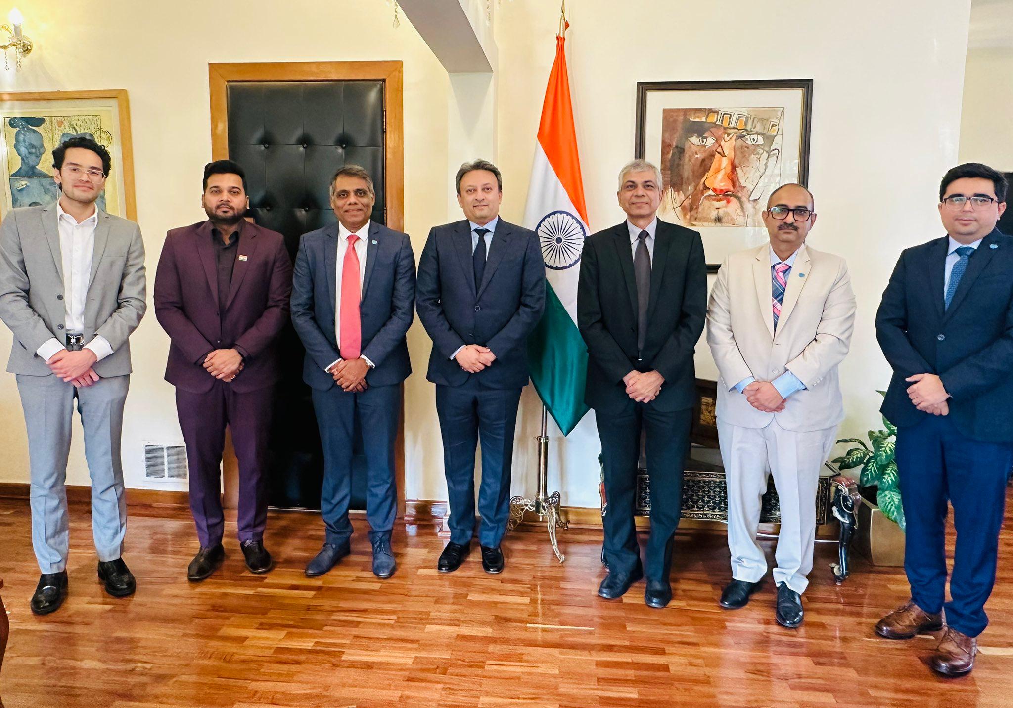 राजदूत पंकज शर्मा ने अपनी टीम के वरिष्ठ सदस्यों के साथ ज़ाइडस के प्रबंध निदेशक डॉ. शरविल पटेल से मुलाकात की 08.04.2025